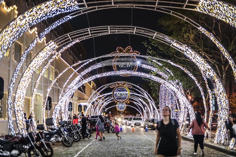 Últimos dias para aproveitar e tirar fotos nas decorações de Natal de  Curitiba - A Semana News