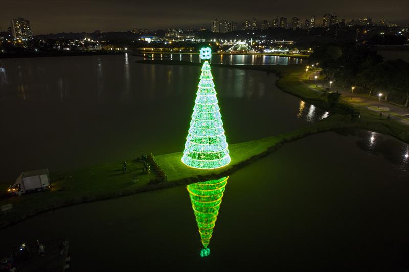 Com 22 metros, árvore de Natal do Barigui é a maior da cidade - A Semana  News